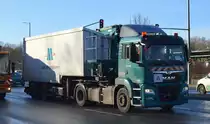 Karl Meyer Rohstoffverwertung GmbH (Karl Meyer Gruppe) mit einem Sattelzug mit Spezialauflieger (Selbstlader) mit MAN TGS 18.430 Zugmaschine zur Altglasentsorgung in Berlin am 30.12.20 Berlin Marzahn.