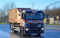 Berlin Recycling GmbH mit einem MB ACTROS 2541 Abrollkipper Müllentsorgungsfahrzeug am 30.12.20 Berlin Marzahn.