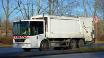 Fa. Mario Rehse - Gütertransporte aus Berlin mit einem MB ECONIC Müllentsorgungsfahrzeug mit Aufbau vom Hersteller Schmidt Kommunalfahrzeuge am 30.12.20 Berlin Marzahn.