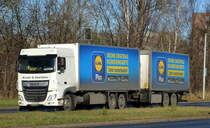 Nickel & Goeldner Spedition GmbH mit einem DAF XF 480 Hängerzug für den Discounter LIDL am 30.12.20 Berlin Marzahn. 