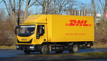 Ein kleinerer IVECO EUROCARGO 75-160 Transport-LKW mit Kastenaufbau von DHL am 30.12.20 Berlin Marzahn.