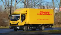 Ein kleinerer IVECO EUROCARGO 75-160 Transport-LKW mit Kastenaufbau von DHL am 30.12.20 Berlin Marzahn.