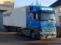 =MB Actros-Sattelzugmaschine der Spedition SCHARF mit einem Auflieger der Firma NORDFROST; 12-2020