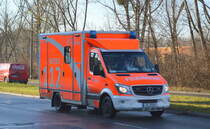 MB Sprinter RTW der Berliner Feuerwehr auf Einsatzfahrt am 30.12.20 Berlin Marzahn.