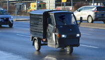 Wirklich nur recht selten bekommt man die kleinen Dreirad-Transporter noch in Berlin zu Gesicht (war mal häufiger), hier ein Piaggio APE 50 mit Kastenaufbau in schwarz am 30.12.20 Berlin Marzahn.