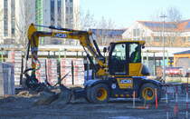 Ein moderner JCB Hydradig C110W Mobilbagger (Mietbaumaschine) am 30.12.20 Baustelle Berlin Marzahn.