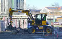 Ein moderner JCB Hydradig C110W Mobilbagger (Mietbaumaschine) am 30.12.20 Baustelle Berlin Marzahn.