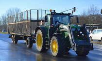 Ein JOHN DEERE Traktor, ich nehme an aus der 6er Serie mit Stoll Robust FZ 50.1 Frontlader aus dem Berliner Umland war in Berlin im Einsatz, 30.12.20 Berlin Marzahn.

