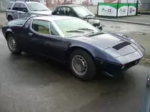 Maserati Bora, produziert von 1972 bis 1978. Der Bora war der erste Straßensportwagen aus Modena mit Mittelmotor. Wie bei Maserati damals üblich, war auch der Bora nach einem am Mittelmeer beheimateten Fallwind benannt. Der im Farbton aqua scura lackierte Wagen hat einen V8-Motor, der aus einem Hubraum von 4930 cm³ 332 PS leistet. Ratingen-Breitscheid am 01.01.2021.