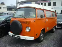 VW T2b Westfalia Campingbus aus dem Jahr 1974. Dieser USA-Reimport  Camper  steht bei einem Gebrauchtwagenhändler in Ratingen-Breitscheid zum Verkauf. Ratingen-Breitscheid am 01.01.2021.