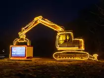 Scheinbar glühender Liebherr Bagger (R 914)  steht am Jahresende 2020 an der Hauptstrasse in Sassnitz. - 02.01.2021