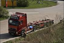 Was soll man machen? Man wartet und wartet... In der Nachmittagssonne des 10.04.2009 w�scht der Fahrer dieses VOLVO FH12 460PS seine Felgen.