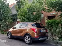 Rückansicht: Opel Mokka X in braun, gesehen in Juni, 2020.
