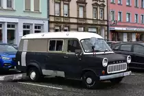 Ford Transit mit eigenwilliger Farbgebung am 29.12.2020 am Großparkplatz »Seestadtareal« in Bregenz.