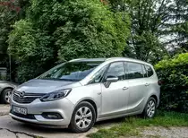 Opel Zafira C.  Leider hat das Modell die charakteristische Frontleuchten nach dem Facelift verloren.Aufnahmedatum: 06.08.2020
