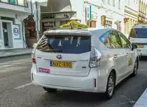 Rückansicht: Toyota Prius + gesehen  in Juli, 2020.