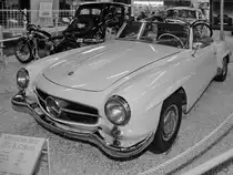 Dieses Mercedes-Benz 190SL Cabriolet stammt aus dem Jahr 1958 und ist Teil der Ausstellung im Auto- und Technikmuseum Sinsheim. (Dezember 2014)