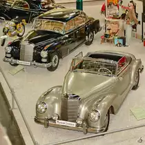 Ein Mercedes-Benz 300SC Roadster von 1956, dahinter ein 300D. (Auto- und Technikmuseum Sinsheim, Dezember 2014)