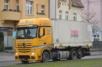 Zapf Umzüge AG aus Berlin mit MB ACTROS 2545 Wechselträger mit Containerwechselbrücke am 05.01.21 Berlin Karlshorst.