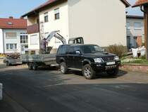 Mitsubishi L 200 der Gartenbaufirma Bartelt liefert Schotter zu einer Baustelle in 36100 Petersberg-Marbach am 14.04.09