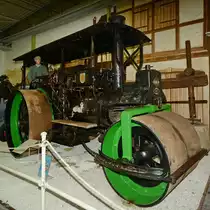 Diese Dampfwalze kann im Auto- und Technikmuseum Sinsheim bewundert werden. (Dezember 2014)