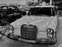 Dieser Mercedes-Benz 600 SEL 6,3 stammt aus dem Jahr 1970 und ist Teil der Ausstellung im Auto- und Technikmuseum Sinsheim. (Dezember 2014)