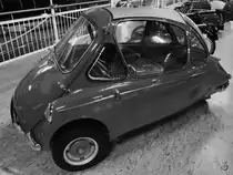 Im Auto- und Technikmuseum Sinsheim steht ein Heinkel Kabinenroller Trojan 603. (Dezember 2014)