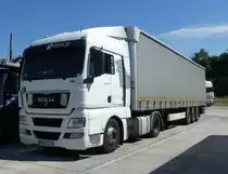 =MAN-Sattelzug der Spedition REDOS rastet im Juli 2020 an der A 7