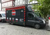 =Ford Transit von FOODFAHRBRIK steht auf dem Wochenmarkt in Melsungen, 10-2020