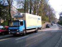 ATEGO1822 des KraftVerkehr Nagel mit N�rnberger Kennzeichen f�hrt  in Ried i.I. den Kapuzinerberg Stadteinw�rts; 090409