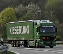 Actros MP2 1844 von KIESERLING ist bei Ldenscheid unterwegs. Laut Gefahrnzahl und UN-Nummer 78_2977 werden Radioaktive Stoffe, Uraniumhexafluorid, spaltbar transportiert. (14.04.2009)