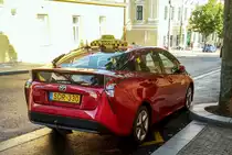 Rückansicht: Toyota prius IV als Taxi, fotografiert in Juli 2020.