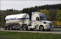 Im Jahr 2000 wurde das Modell Volvo NH12/NH16 auf den Markt gebracht. Das Fahrzeug war zwar prestigetr�chtig f�r die Marke kam jedoch bspw. in Deutschland �ber 20 bis 30 verkaufte Einheiten im Jahr nicht hinaus und wurde deshalb wurde im Jahr 2003 in Europa nicht mehr angeboten. Dieser VOLVO NH12 420PS der LAUSER Transporte dient als  Showtruck  dies wird durch den Vercromten Lampenb�gel, den Peilstab mit Positionslicht und der bedruckten Michelinreifen erk�nntlich. (14.04.2009)