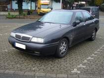 Lancia Kappa Limousine, gebaut von 1994 bis 2000. In diesem Zeitraum war die Baureihe das Spitzenmodell im Programm von Lancia. Die Baureihe war als viertürige Limousine (Foto), fünftüriges Kombimodell namens SW und zweitüriges Coupe lieferbar. Das Modell konnte mit drei unterschiedlichen Benzinmotoren und einem Dieselmotor geordert werden. Dieser Lancia ist mit dem stärksten lieferbar gewesenen Motor ausgerüstet, einem V6-Motor mit einem Hubraum von 2995 cm³ und einer Leistung von 204 PS. Die Höchstgeschwindigkeit wurde damals mit 220 km/h angegeben. Parkplatz in Essen-Kettwig am 14.01.2021.