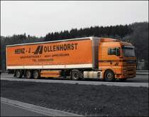 Dieser MAN TGA 18.430XLX D20 CommonRail der HEINZ J. HOLLENHORST ist ebenfalls in Richtung S�den unterwegs. Die Achsen dieses SCHMITZ Auflieger lassen sich verschrieben. (14.04.2009)

