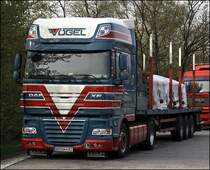 Die sch�nste Spedition in �sterreich: Fahrer Uwe hat seinen DAF XF105.460SSC  SuperSpaceCab  der Spedition V�GEL aus Bludesch/Voralberg , beladen mit Langgut, in der N�he der Einfahrt zum Rasthof Sauerland-West geparkt und verbringt die Pause mit zugezogenen Gardienen
