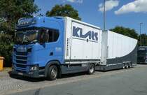 =Scania-Hängerzug der Spedition KLARS steht im Juli 2020 auf einem Rastplatz an der A 7