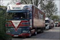 Wirtschaftskriese sind bei solchen Bildern irgentwie schwer vorzustellen... Fahrer Andreas hat seinen DAF XF105.460SCC  SuperSpaceCab  in den Pkw-Parkbuchten abgestellt und wartet wie sein Kollege auf die Weiterfahrt. Man beachte das Namenschild an der Frontscheibe und den Namenschriftzug an der Seite des  Cbchens .
