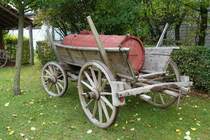 =alter Ackerwagen mit Holzfaß steht im Oktober 2019 in Niederaula