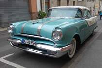 =Pontiac Series 28 Star Chief Catalina Hardtop Coupe des Modelljahres 1955. Diese Modellreihe war das Spitzenmodell dieses Modelljahres. Äußerlich erkenntlich an den drei verchromten Sternen auf der Fahrzeugflanke. Von diesem Modell verkaufte die GM-Division Pontiac von September 1954 bis Oktober 1955 99.929 Fahrzeuge zu einem Preis ab US$ 2499,00. Der V8-Motor hat einen Hubraum von 4704 cm³ und leistet 173 PS mit Schaltgetriebe oder 180 PS bei einem Automaticgetriebe. 

Danke an Michael für die Unterstützung!!!

