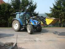 NEW HOLLAND mit Ladeschaufel verl�dt Betonpflaster am 15.04.09 in 36100 Petersberg-Marbach