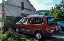 Rückansicht: brauner Peugeot Rifter, gesehen in juli 2020.