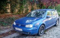 Blauer VW Golf IV, gesehen in juli 2020.