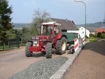 IHC 856XL hat den mit Pflaster beladenen Anh�nger am Haken, 15.04.09 in 36100 Petersberg-Marbach