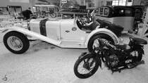 Ein Mercedes-Benz Typ 630 K Roadster von 1926, davor ein Motorrad von Puch, so gesehen Mitte Mai 2014 im Technik-Museum Speyer.