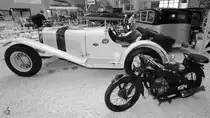 Ein Mercedes-Benz Typ 630 K Roadster von 1926, davor ein Motorrad von Puch, so gesehen Mitte Mai 2014 im Technik-Museum Speyer.