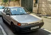 Mazda 323 aus der sechsten Generation, in ganz schönem Zustand. Aufnahme: Juli 2020.