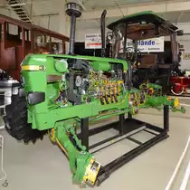 Ein John Deere 3350 als Schnittmodell so gesehen Mitte Mai 2014 im Technik-Museum Speyer.
