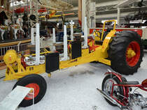 Dieser 1982 gebaute Showtraktor  Wusel  mit drei 5,4 Liter 8 Zylindermotoren ausgestattet und leistet insgesamt ca. 1500PS. (Technik-Museum Speyer, Mai 2014)