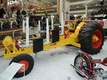 Dieser 1982 gebaute Showtraktor  Wusel  mit drei 5,4 Liter 8 Zylindermotoren ausgestattet und leistet insgesamt ca. 1500PS. (Technik-Museum Speyer, Mai 2014)